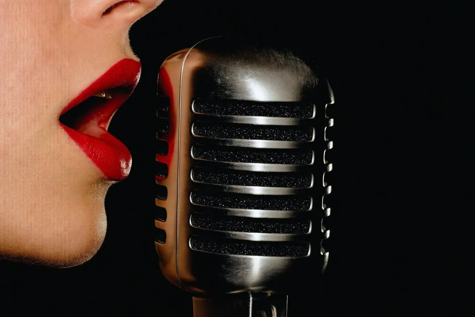 Labios rojos y micrófono