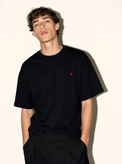 Camiseta con el símbolo Descarada al pecho